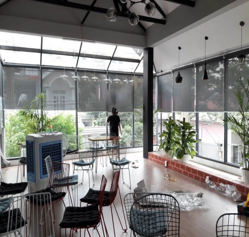 Quán cafe sử dụng các loại rèm cuốn 1 lớp