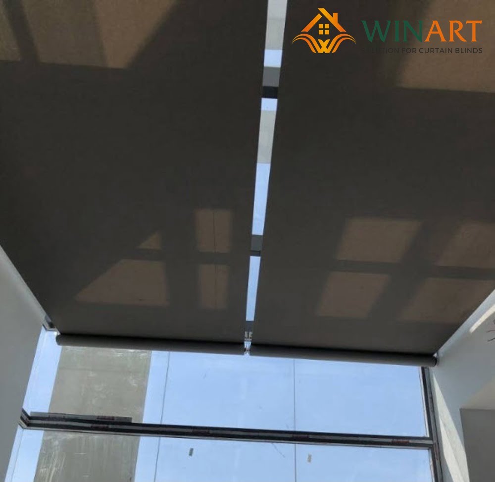 Rèm cuốn trần tự động cản sáng tối đa