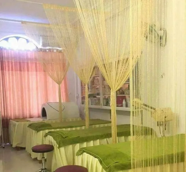 Người ta thường dùng các loại rèm trang trí với mục đích chính là trang trí mà không chú trọng nhiều đến yếu tố che nắng và cách nhiệt