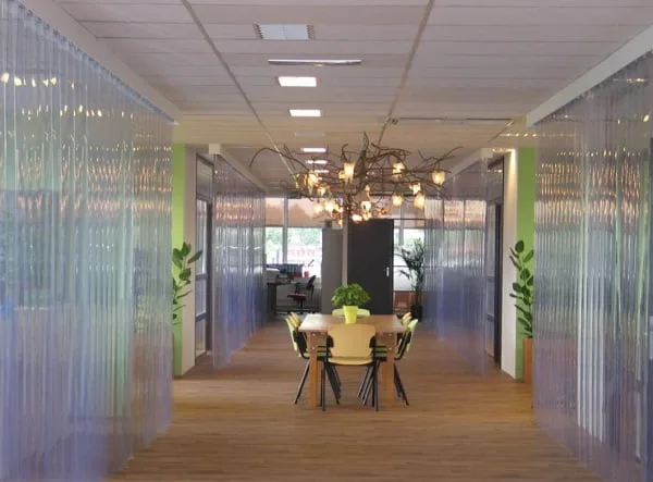 rèm cửa nhựa ngày càng được sử dụng phổ biến. Với chất liệu chính nhựa PVC, chúng có những ưu điểm nổi trội mà không thể tìm thấy ở các loại rèm khác.