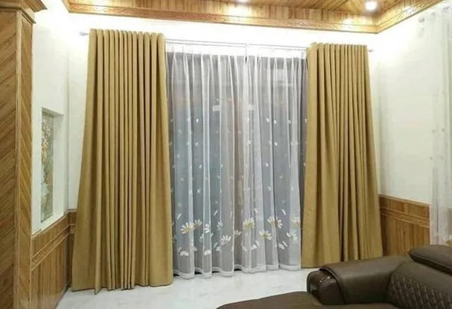 Tường màu vàng kem chọn rèm màu gì